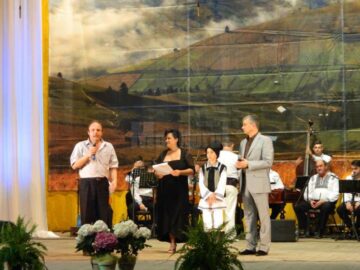 Interpreți de muzică populară, grupuri folclorice și dansatori, pe scena Casei de Cultură Suceava, într-un spectacol caritabil