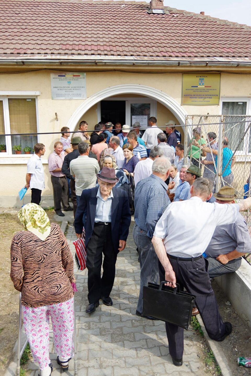 În jur de 8.000 de cereri pentru subvenții erau depuse până ieri numai la centrul local Suceava al APIA