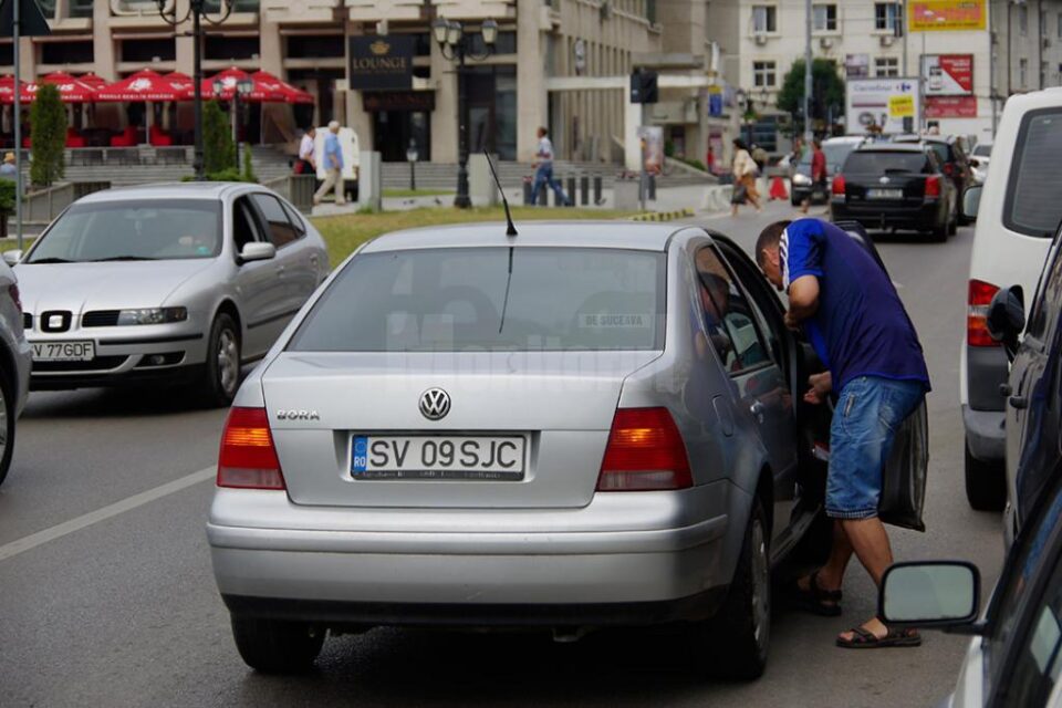 Șoferul a apărut la autoturism și a găsit invitația lăsată în parbriz de Poliția Locală