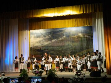 Interpreți de muzică populară, grupuri folclorice și dansatori, pe scena Casei de Cultură Suceava, într-un spectacol caritabil