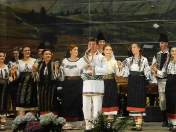 Interpreți de muzică populară, grupuri folclorice și dansatori, pe scena Casei de Cultură Suceava, într-un spectacol caritabil