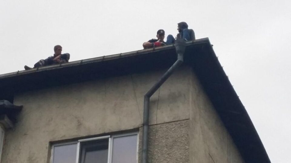 După negocieri care au durat circa trei ore, tânărul a fost convins să coboare de pe bloc și să renunțe la intenția suicidară După negocieri care au durat circa trei ore, tânărul a fost convins să coboare de pe bloc și să renunțe la intenția suicidară