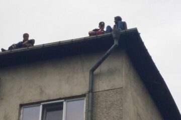 După negocieri care au durat circa trei ore, tânărul a fost convins să coboare de pe bloc și să renunțe la intenția suicidară