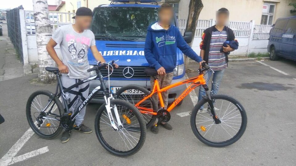 Trei tineri, prinși în parc cu biciclete furate dintr-o scară de bloc din Suceava