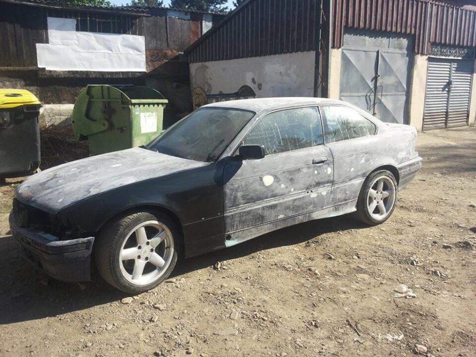 Hoții i-au lăsat BMW-ul fără roți