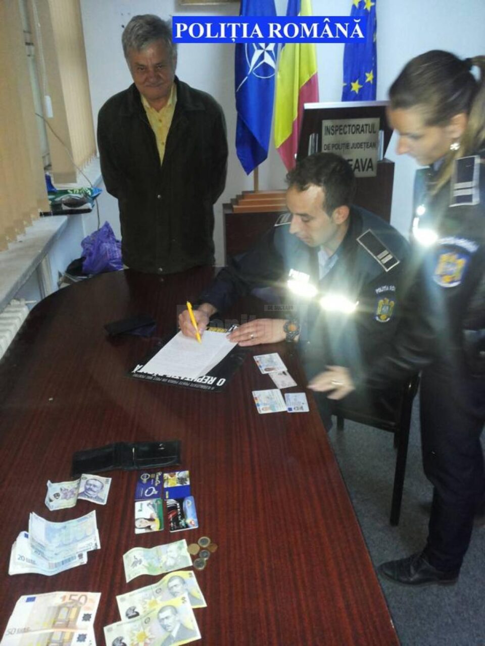 Diplomă de merit acordată de poliție unui bărbat care a găsit și a restituit un portmoneu