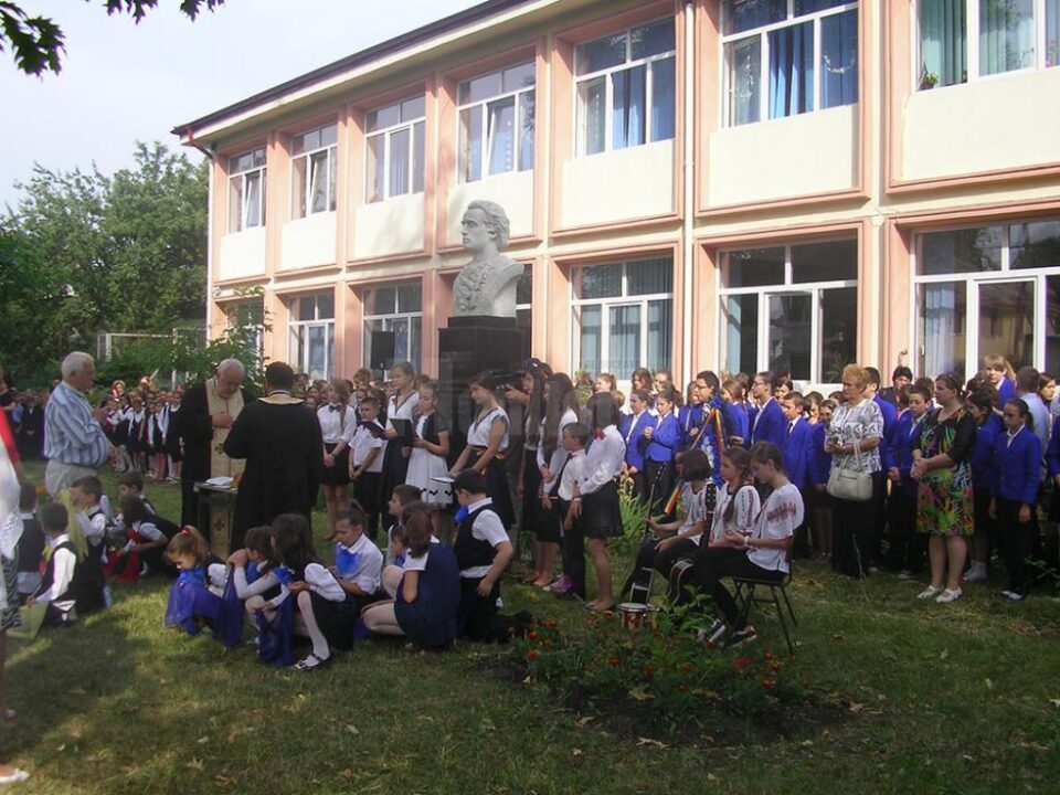 Școala Gimnazială „Mihai Eminescu” din Rădăuți și-a comemorat patronul spiritual
