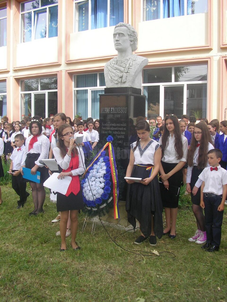Școala Gimnazială „Mihai Eminescu” din Rădăuți și-a comemorat patronul spiritual