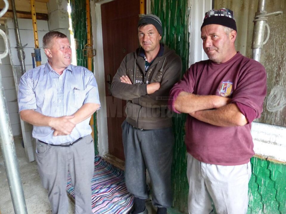 Primarul Dumitru Nimițean, în stanga, Relu Baciu, în mijloc, și fratele său, Constantin, care i-a fost alături trup și suflet