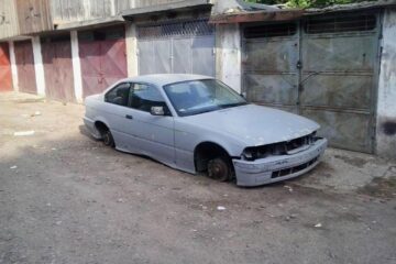 Mașina lăsată fără roți