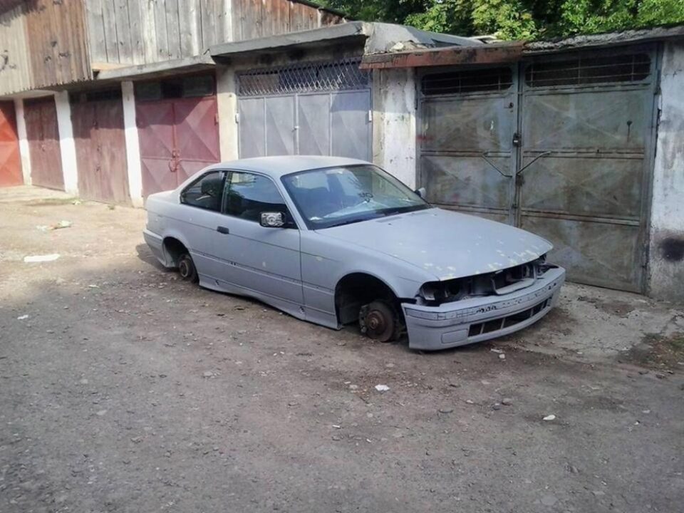 Mașina lăsată fără roți