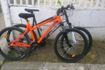 Trei tineri, prinși în parc cu biciclete furate dintr-o scară de bloc din Suceava