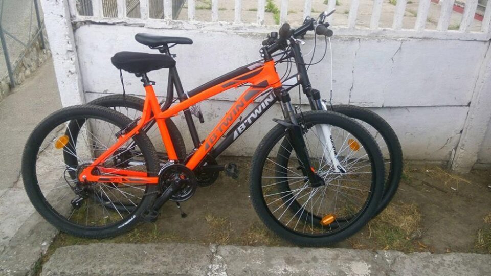 Trei tineri, prinși în parc cu biciclete furate dintr-o scară de bloc din Suceava