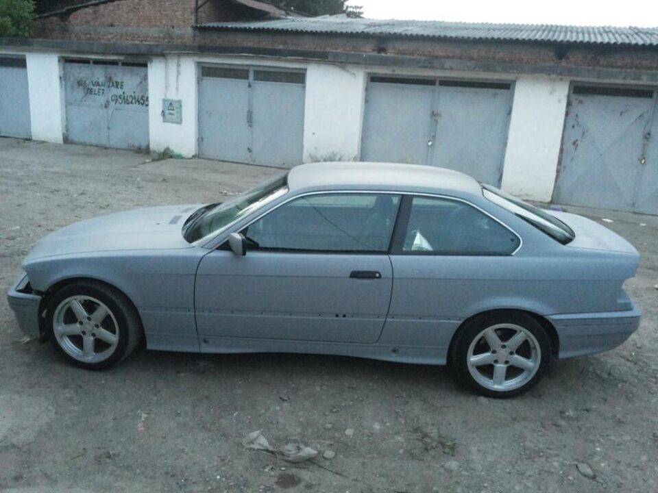 Hoții i-au lăsat BMW-ul fără roți