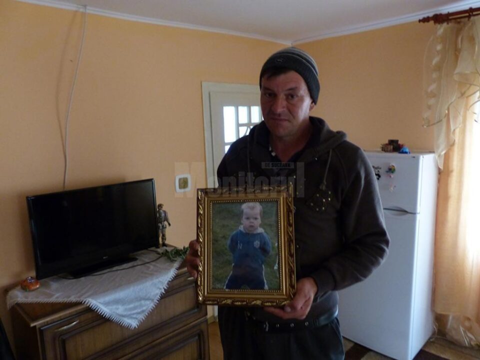 Bărbatul a rămas doar cu fotografiile celor dragi
