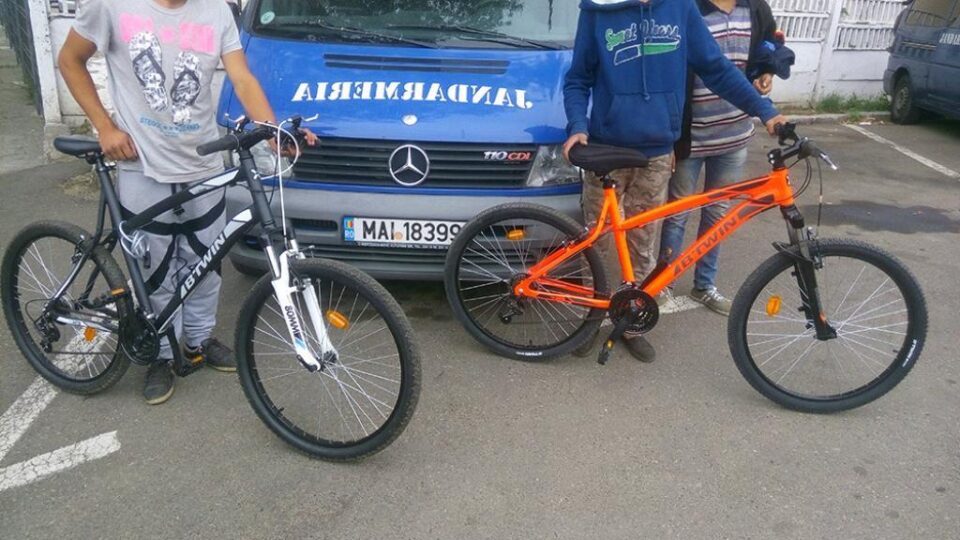 Trei tineri, prinși în parc cu biciclete furate dintr-o scară de bloc din Suceava