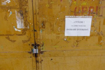 La intrare, pe lângă lacăt și sigiliu, a fost scris un avertisment cu privire la faptul că structura distrusă de incendiu nu prezintă siguranță, iar intrarea este interzisă