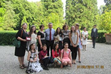 Elevii de la Școala Gimnazială „Miron Costin” împreună cu Consulul George Miloșan. Foto: Gabriela Apetrea