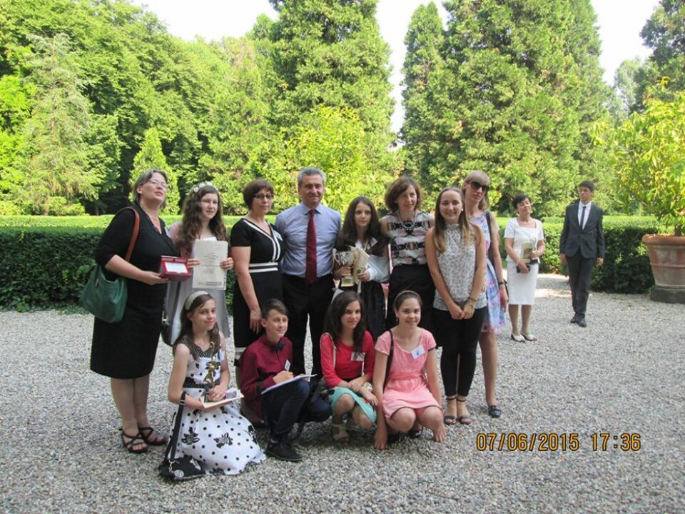 Elevii de la Școala Gimnazială „Miron Costin” împreună cu Consulul George Miloșan. Foto: Gabriela Apetrea