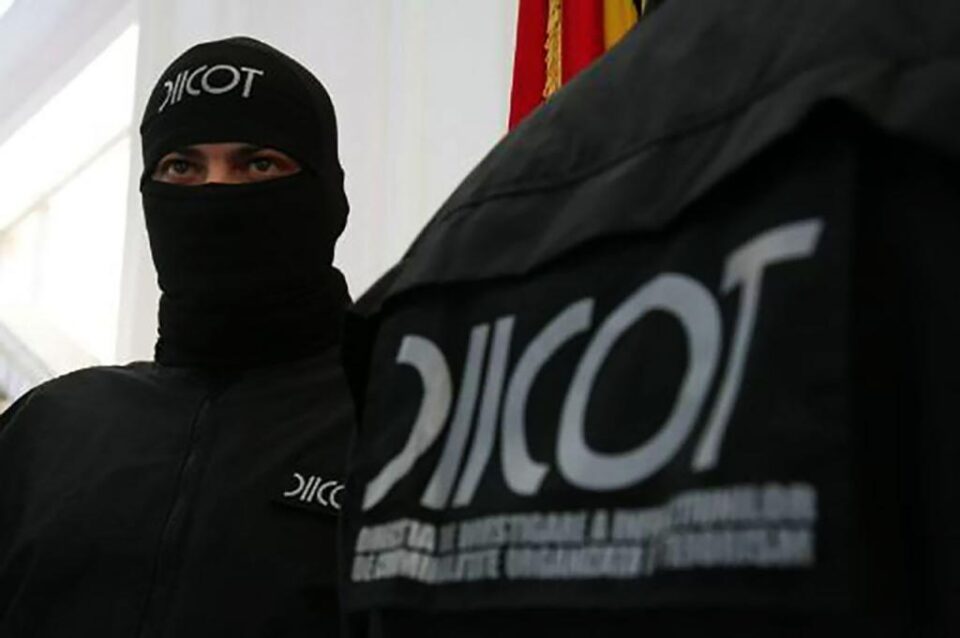 Tineri săltați de ofițerii Antidrog, după ce un colet a fost interceptat la Suceava cu aproape un kilogram de canabis și cocaină Tineri săltați de ofițerii Antidrog, după ce un colet a fost interceptat la Suceava cu aproape un kilogram de canabis și cocaină