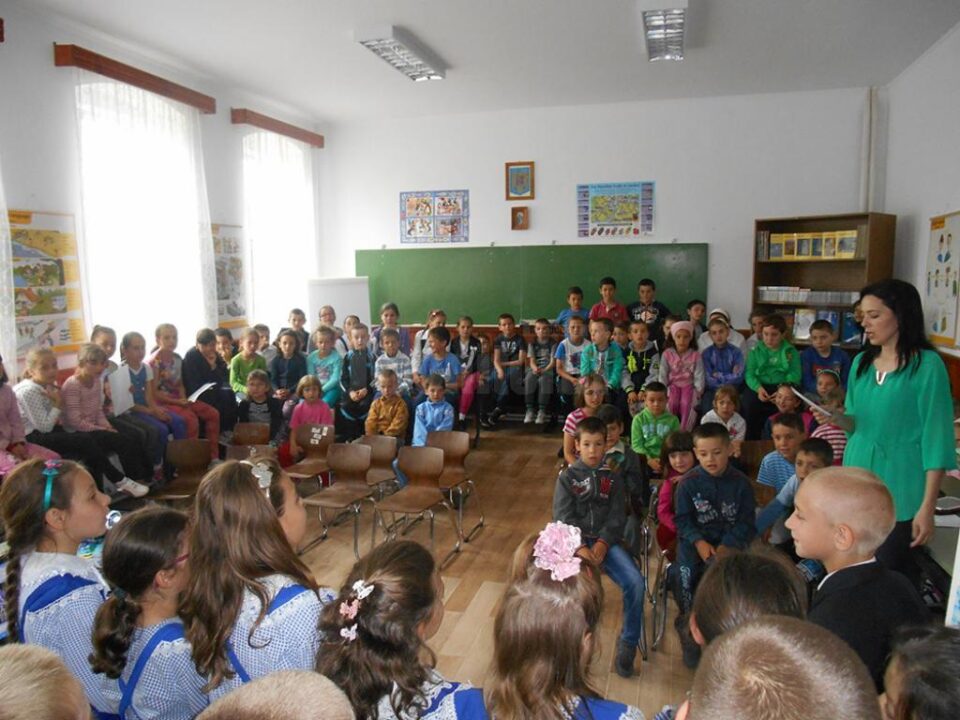 Afișe, colaje, desene, poezii pe tema „Copilărie fără violență. Cuvinte care înfloresc inimi”, la Școala Gimnazială Pârteștii de Sus