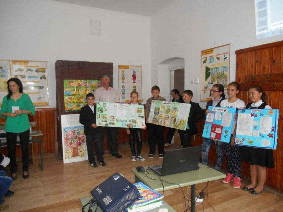 Afișe, colaje, desene, poezii pe tema „Copilărie fără violență. Cuvinte care înfloresc inimi”, la Școala Gimnazială Pârteștii de Sus