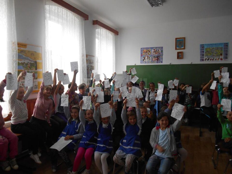 Afișe, colaje, desene, poezii pe tema „Copilărie fără violență. Cuvinte care înfloresc inimi”, la Școala Gimnazială Pârteștii de Sus