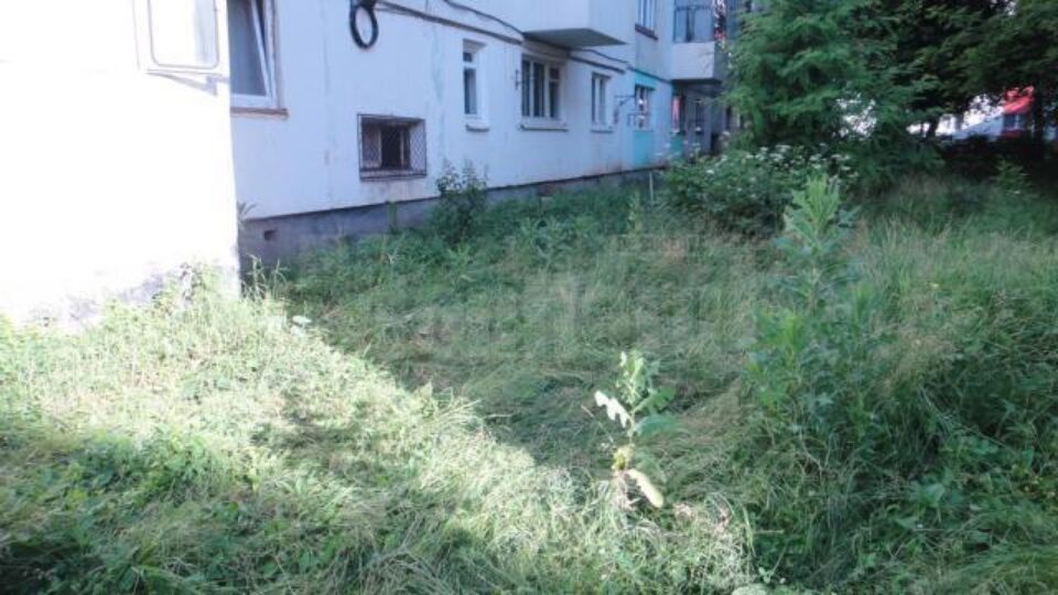 Tânărul a căzut din balconul de la ultimul etaj al blocului
