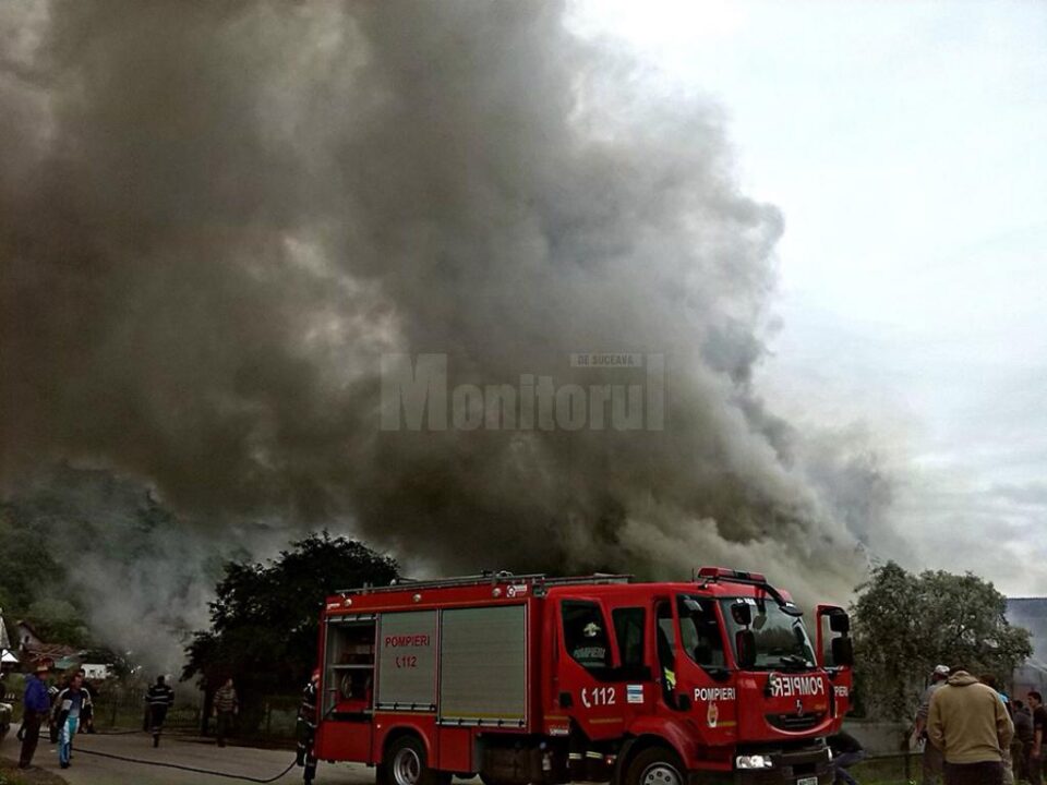 În total, la gospodăria aflată în proprietatea Aspaziei Ursaciuc s-a intervenit cu șase autospeciale cu apă
