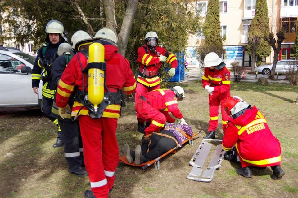 Pompierii vor simula un incendiu la o societate de prelucrare a lemnului și un accident rutier pe DN 17 Pompierii vor simula un incendiu la o societate de prelucrare a lemnului și un accident rutier pe DN 17