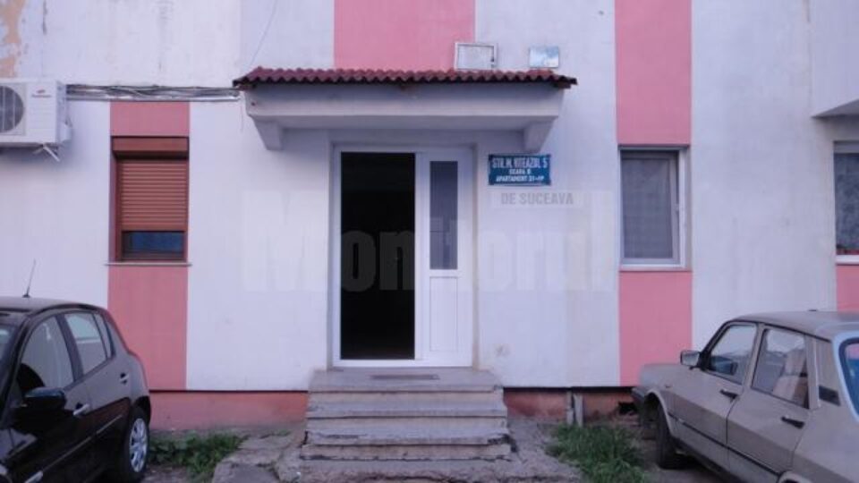 Tânărul a căzut din balconul de la ultimul etaj al blocului