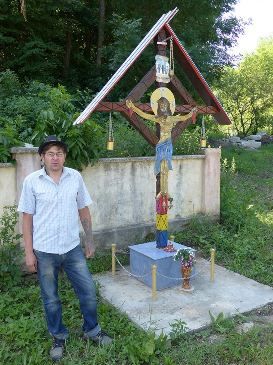 Una din troițele ridicate de Ilie Dumitru Vorobchievici