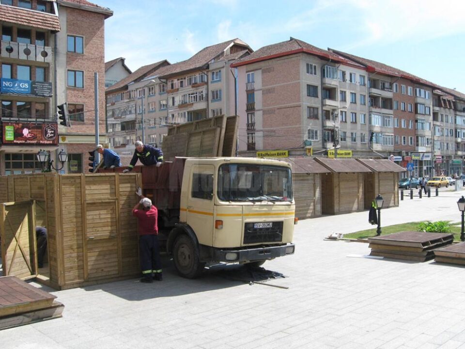 Târgul de Sânziene al meșterilor populari amplasat pe esplanada Casei de Cultură