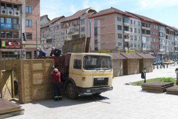 Târgul de Sânziene al meșterilor populari amplasat pe esplanada Casei de Cultură
