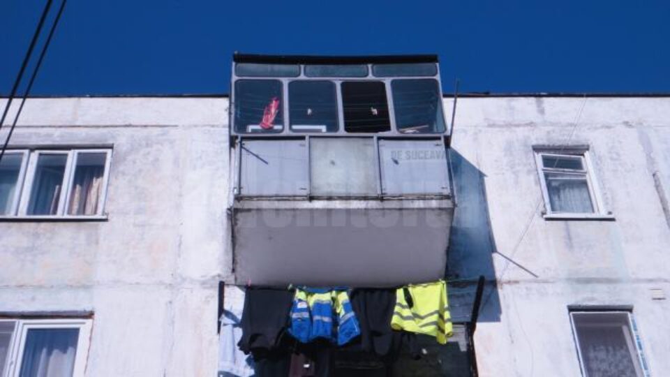 Tânărul a căzut din balconul de la ultimul etaj al blocului