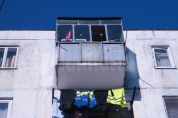 Tânărul a căzut din balconul de la ultimul etaj al blocului