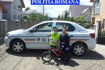 Polițiștii suceveni au împărțit peste 50 de veste reflectorizante și alte materiale preventive elevilor care se deplasau pe biciclete