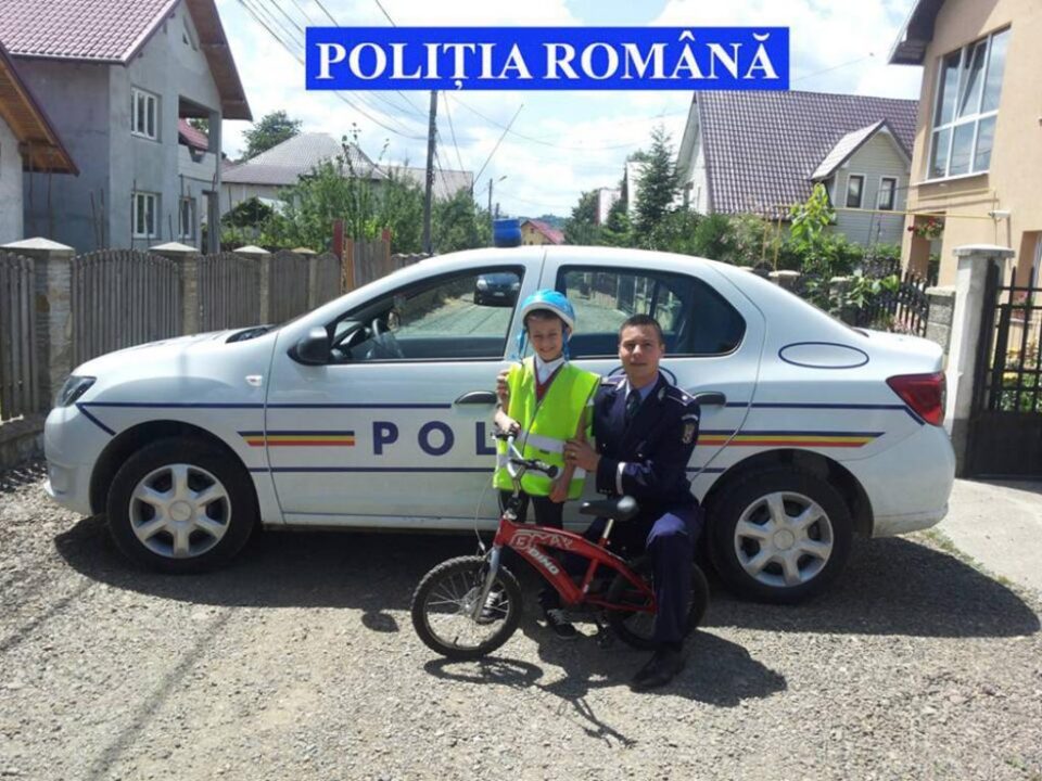 Polițiștii suceveni au împărțit peste 50 de veste reflectorizante și alte materiale preventive elevilor care se deplasau pe biciclete