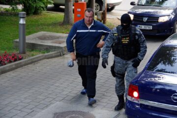 Procurorii au emis 21 de mandate de aducere în urma perchezițiilor