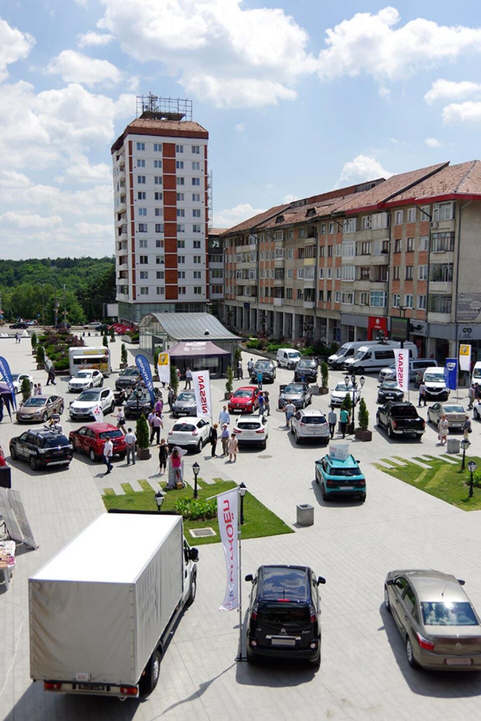 Modelele a 11 mărci auto sunt prezentate la Salonul Auto Bucovina 2015
