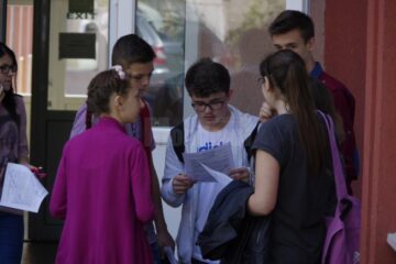 O sută de absenți la prima probă a examenului de final de clasa a VIII-a