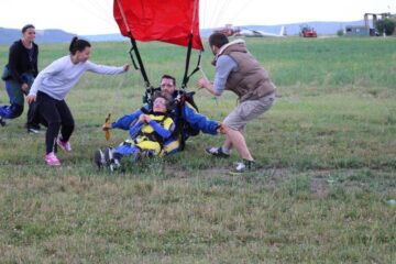 O femeie cu dizabilități a sărit în tandem cu parașuta de la 3.000 de metri altitudine. Foto: Transilvania Reporter
