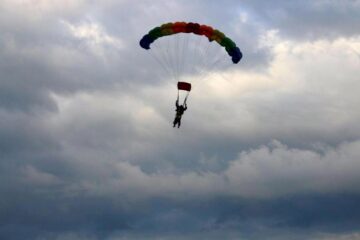 O femeie cu dizabilități a sărit în tandem cu parașuta de la 3.000 de metri altitudine. Foto: Transilvania Reporter