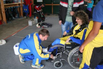 O femeie cu dizabilități a sărit în tandem cu parașuta de la 3.000 de metri altitudine. Foto: Transilvania Reporter