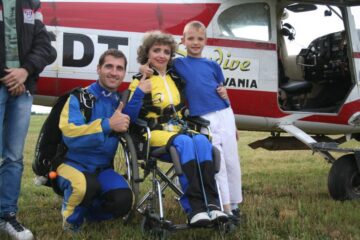 O femeie cu dizabilități a sărit în tandem cu parașuta de la 3.000 de metri altitudine. Foto: Transilvania Reporter