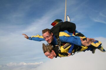 O femeie cu dizabilități a sărit în tandem cu parașuta de la 3.000 de metri altitudine. Foto: Transilvania Reporter