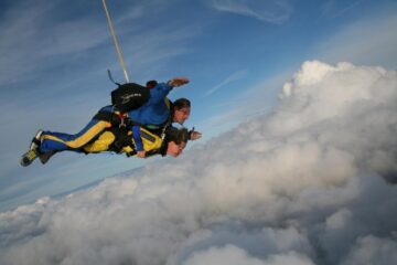O femeie cu dizabilități a sărit în tandem cu parașuta de la 3.000 de metri altitudine. Foto: Transilvania Reporter