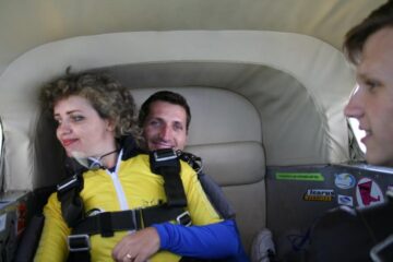 O femeie cu dizabilități a sărit în tandem cu parașuta de la 3.000 de metri altitudine. Foto: Transilvania Reporter