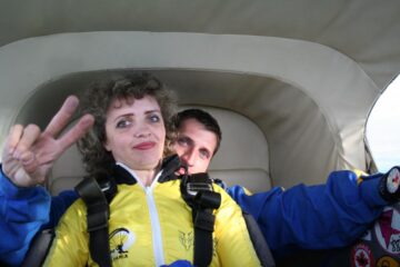 O femeie cu dizabilități a sărit în tandem cu parașuta de la 3.000 de metri altitudine. Foto: Transilvania Reporter