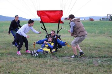 O femeie cu dizabilități a sărit în tandem cu parașuta de la 3.000 de metri altitudine. Foto: Transilvania Reporter